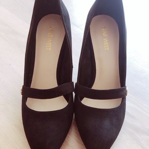 Classy black shoes with think heels for comfort.